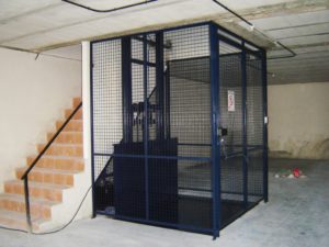 Plataforma elevadora Monta-cargas con rodillos ajustables y estructura seguridad