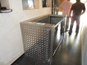 Plataforma elevadora Monta-cargas con rodillos ajustables y estructura seguridad